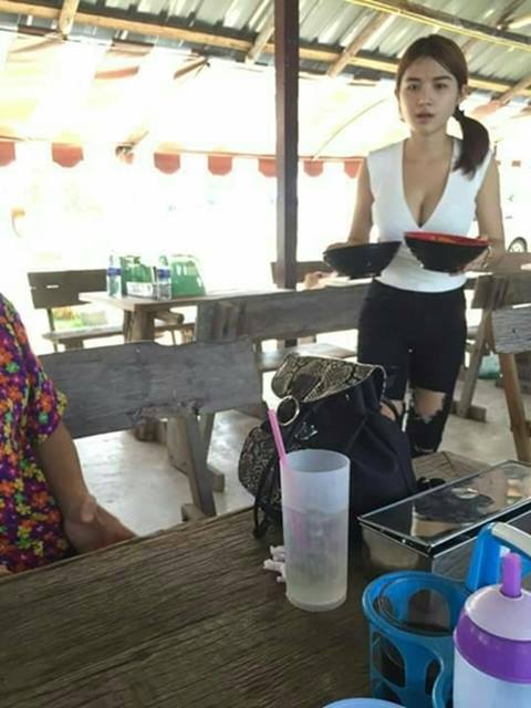 น้องอันอัน สาวเสื้อเหลือง กับแม่ค้าก๋วยเตี๋ยวปูสุดอึ๋ม ที่แท้คนเดียวกัน น้องอันอัน สาวเสื้อเหลือง กับแม่ค้าก๋วยเตี๋ยวปูสุดอึ๋ม ที่แท้คนเดียวกัน