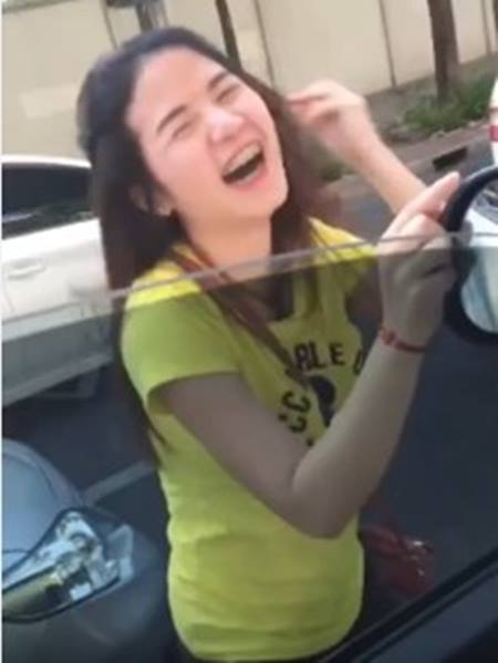 น้องอันอัน สาวเสื้อเหลือง กับแม่ค้าก๋วยเตี๋ยวปูสุดอึ๋ม ที่แท้คนเดียวกัน น้องอันอัน สาวเสื้อเหลือง กับแม่ค้าก๋วยเตี๋ยวปูสุดอึ๋ม ที่แท้คนเดียวกัน