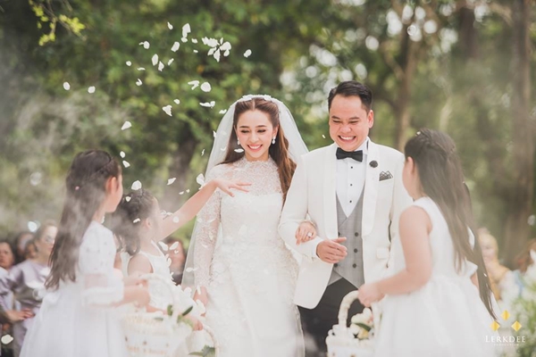 วิวาห์มหาอลังการ ! งานแต่ง 2 ลูกสาว ชาดา ไทยเศรษฐ์ แขกร่วมงานนับหมื่น วิวาห์มหาอลังการ ! งานแต่ง 2 ลูกสาว ชาดา ไทยเศรษฐ์ แขกร่วมงานนับหมื่น