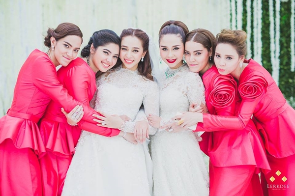 วิวาห์มหาอลังการ ! งานแต่ง 2 ลูกสาว ชาดา ไทยเศรษฐ์ แขกร่วมงานนับหมื่น วิวาห์มหาอลังการ ! งานแต่ง 2 ลูกสาว ชาดา ไทยเศรษฐ์ แขกร่วมงานนับหมื่น