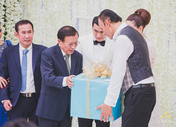 วิวาห์มหาอลังการ ! งานแต่ง 2 ลูกสาว ชาดา ไทยเศรษฐ์ แขกร่วมงานนับหมื่น วิวาห์มหาอลังการ ! งานแต่ง 2 ลูกสาว ชาดา ไทยเศรษฐ์ แขกร่วมงานนับหมื่น