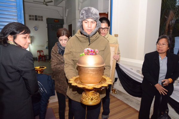 ครอบครัวสหวงษ์ เก็บอัฐิ ปอ ทฤษฎี เตรียมลอยอังคารที่อ่าวไทย ครอบครัวสหวงษ์ เก็บอัฐิ ปอ ทฤษฎี เตรียมลอยอังคารที่อ่าวไทย