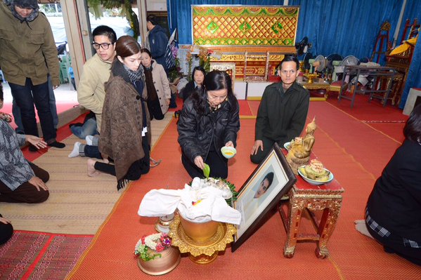 ครอบครัวสหวงษ์ เก็บอัฐิ ปอ ทฤษฎี เตรียมลอยอังคารที่อ่าวไทย ครอบครัวสหวงษ์ เก็บอัฐิ ปอ ทฤษฎี เตรียมลอยอังคารที่อ่าวไทย