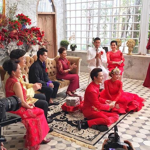 บี้ กุ๊บกิ๊บ เข้าพิธีแต่งงานแบบจีน มาในชุดสีแดงเจิดจ้า เริ่มต้นบทแรกของชีวิตคู่ บี้ กุ๊บกิ๊บ เข้าพิธีแต่งงานแบบจีน มาในชุดสีแดงเจิดจ้า เริ่มต้นบทแรกของชีวิตคู่