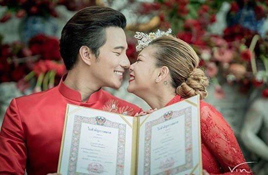 บี้ กุ๊บกิ๊บ เข้าพิธีแต่งงานแบบจีน มาในชุดสีแดงเจิดจ้า เริ่มต้นบทแรกของชีวิตคู่ บี้ กุ๊บกิ๊บ เข้าพิธีแต่งงานแบบจีน มาในชุดสีแดงเจิดจ้า เริ่มต้นบทแรกของชีวิตคู่