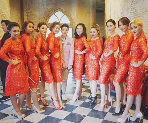 บี้ กุ๊บกิ๊บ เข้าพิธีแต่งงานแบบจีน มาในชุดสีแดงเจิดจ้า เริ่มต้นบทแรกของชีวิตคู่ บี้ กุ๊บกิ๊บ เข้าพิธีแต่งงานแบบจีน มาในชุดสีแดงเจิดจ้า เริ่มต้นบทแรกของชีวิตคู่