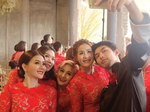 บี้ กุ๊บกิ๊บ เข้าพิธีแต่งงานแบบจีน มาในชุดสีแดงเจิดจ้า เริ่มต้นบทแรกของชีวิตคู่ บี้ กุ๊บกิ๊บ เข้าพิธีแต่งงานแบบจีน มาในชุดสีแดงเจิดจ้า เริ่มต้นบทแรกของชีวิตคู่