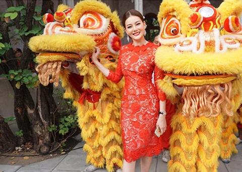 บี้ กุ๊บกิ๊บ เข้าพิธีแต่งงานแบบจีน มาในชุดสีแดงเจิดจ้า เริ่มต้นบทแรกของชีวิตคู่ บี้ กุ๊บกิ๊บ เข้าพิธีแต่งงานแบบจีน มาในชุดสีแดงเจิดจ้า เริ่มต้นบทแรกของชีวิตคู่