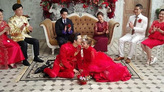 บี้ กุ๊บกิ๊บ เข้าพิธีแต่งงานแบบจีน มาในชุดสีแดงเจิดจ้า เริ่มต้นบทแรกของชีวิตคู่ บี้ กุ๊บกิ๊บ เข้าพิธีแต่งงานแบบจีน มาในชุดสีแดงเจิดจ้า เริ่มต้นบทแรกของชีวิตคู่