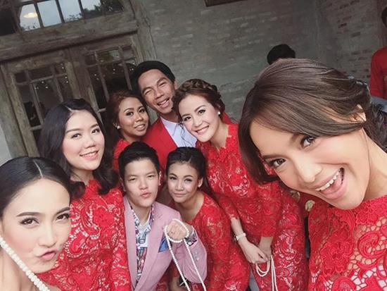 บี้ กุ๊บกิ๊บ เข้าพิธีแต่งงานแบบจีน มาในชุดสีแดงเจิดจ้า เริ่มต้นบทแรกของชีวิตคู่ บี้ กุ๊บกิ๊บ เข้าพิธีแต่งงานแบบจีน มาในชุดสีแดงเจิดจ้า เริ่มต้นบทแรกของชีวิตคู่