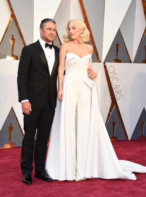 อีกครั้ง ! เลดี้ กาก้า สลัดคราบลิตเติลมอนเตอร์ สวยสง่าในงานออสการ์ 2016 อีกครั้ง ! เลดี้ กาก้า สลัดคราบลิตเติลมอนเตอร์ สวยสง่าในงานออสการ์ 2016