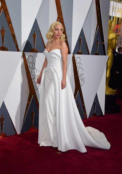 อีกครั้ง ! เลดี้ กาก้า สลัดคราบลิตเติลมอนเตอร์ สวยสง่าในงานออสการ์ 2016 อีกครั้ง ! เลดี้ กาก้า สลัดคราบลิตเติลมอนเตอร์ สวยสง่าในงานออสการ์ 2016