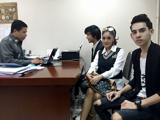 วิว อาร์สยาม โร่แจ้งความจับมือมีด พร้อมเปิดใจวินาทีโดนแทงสาหัสในผับ วิว อาร์สยาม โร่แจ้งความจับมือมีด พร้อมเปิดใจวินาทีโดนแทงสาหัสในผับ