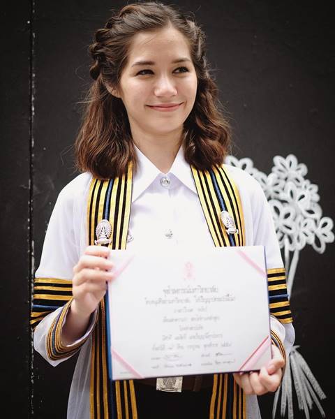 ภาพประทับใจ แอมมี่ พา น้องลัลลาเบล ไปร่วมยินดี วี วิโอเลต รับปริญญา ภาพประทับใจ แอมมี่ พา น้องลัลลาเบล ไปร่วมยินดี วี วิโอเลต รับปริญญา