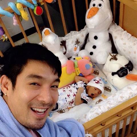 เตียงยังไม่หัก ! โอ๊ต วรวุฒิ โพสต์รูป จีน่า - น้องโอลาฟ รัว หลังภรรยาลงรูปไอจีดำ เตียงยังไม่หัก ! โอ๊ต วรวุฒิ โพสต์รูป จีน่า - น้องโอลาฟ รัว หลังภรรยาลงรูปไอจีดำ