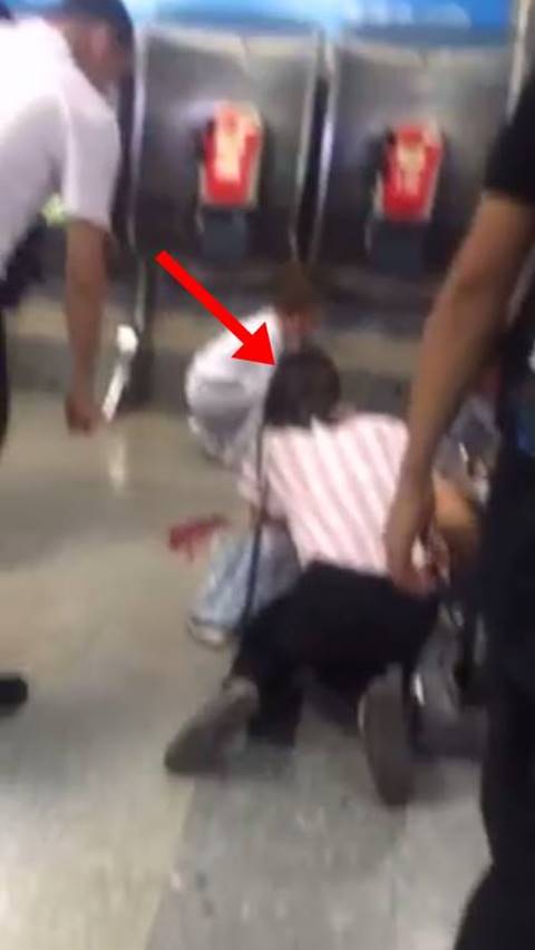 กอล์ฟ เทยเที่ยวไทย น้ำใจงาม วิ่งเข้าช่วยหนุ่มหัวฟาดพื้นใน MRT กอล์ฟ เทยเที่ยวไทย น้ำใจงาม วิ่งเข้าช่วยหนุ่มหัวฟาดพื้นใน MRT