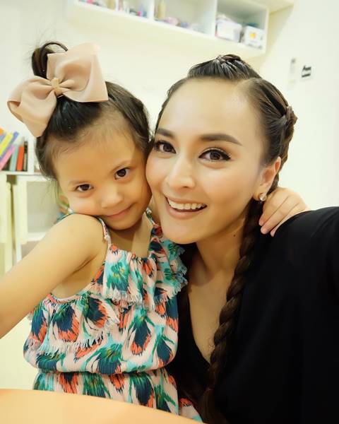 น้องบีน่า ฉายแววซุปตาร์ ถ่ายรูปที จิกกล้องแทบแตก เก่งจริง ๆ ตัวแค่นี้ น้องบีน่า ฉายแววซุปตาร์ ถ่ายรูปที จิกกล้องแทบแตก เก่งจริง ๆ ตัวแค่นี้