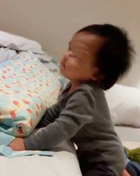 น้องออกู๊ด โชว์สเต็ปโยกเพลง คนมีเสน่ห์ คึกหนักมาก น่ารักจังเลย น้องออกู๊ด โชว์สเต็ปโยกเพลง คนมีเสน่ห์ คึกหนักมาก น่ารักจังเลย