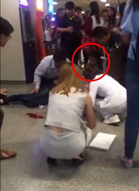 กอล์ฟ เทยเที่ยวไทย น้ำใจงาม วิ่งเข้าช่วยหนุ่มหัวฟาดพื้นใน MRT กอล์ฟ เทยเที่ยวไทย น้ำใจงาม วิ่งเข้าช่วยหนุ่มหัวฟาดพื้นใน MRT