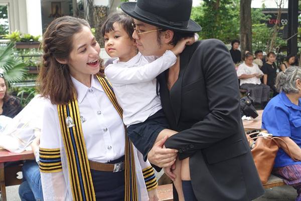 ภาพประทับใจ แอมมี่ พา น้องลัลลาเบล ไปร่วมยินดี วี วิโอเลต รับปริญญา ภาพประทับใจ แอมมี่ พา น้องลัลลาเบล ไปร่วมยินดี วี วิโอเลต รับปริญญา