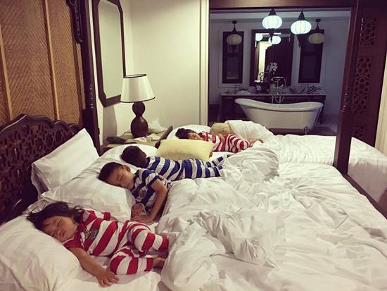 ลูก ๆ พลอย ชิดจันทร์ สปีคอิงลิช แบ่งที่นอนกัน 3 พี่น้อง น่ารักที่สุด ลูก ๆ พลอย ชิดจันทร์ สปีคอิงลิช แบ่งที่นอนกัน 3 พี่น้อง น่ารักที่สุด