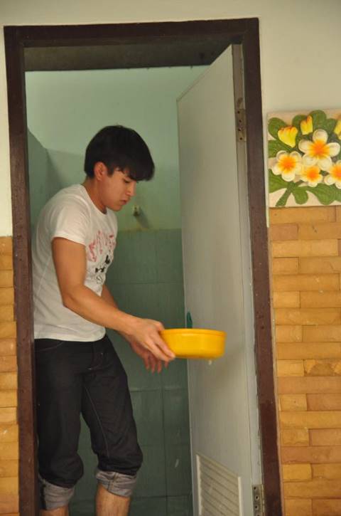 ณเดชน์ ญาญ่า คู่จิ้นคู่บุญ ใช้เวลาว่างช่วยล้างห้องน้ำวัด ณเดชน์ ญาญ่า คู่จิ้นคู่บุญ ใช้เวลาว่างช่วยล้างห้องน้ำวัด