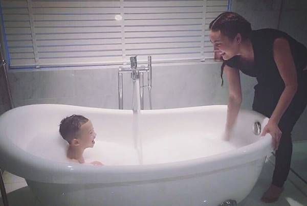 โมเมนต์น่ารัก น้าเจนี่ อาบน้ำให้ น้องบรู๊คลิน เล่นกันมุ้งมิ้ง โมเมนต์น่ารัก น้าเจนี่ อาบน้ำให้ น้องบรู๊คลิน เล่นกันมุ้งมิ้ง
