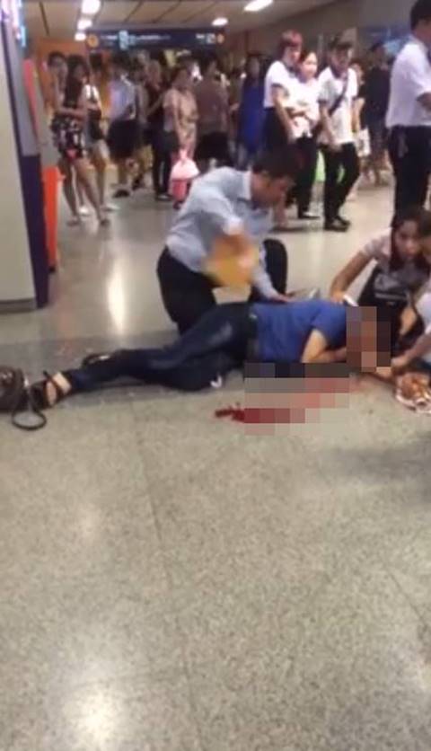 กอล์ฟ เทยเที่ยวไทย น้ำใจงาม วิ่งเข้าช่วยหนุ่มหัวฟาดพื้นใน MRT กอล์ฟ เทยเที่ยวไทย น้ำใจงาม วิ่งเข้าช่วยหนุ่มหัวฟาดพื้นใน MRTกอล์ฟ เทยเที่ยวไทย น้ำใจงาม วิ่งเข้าช่วยหนุ่มหัวฟาดพื้นใน MRT