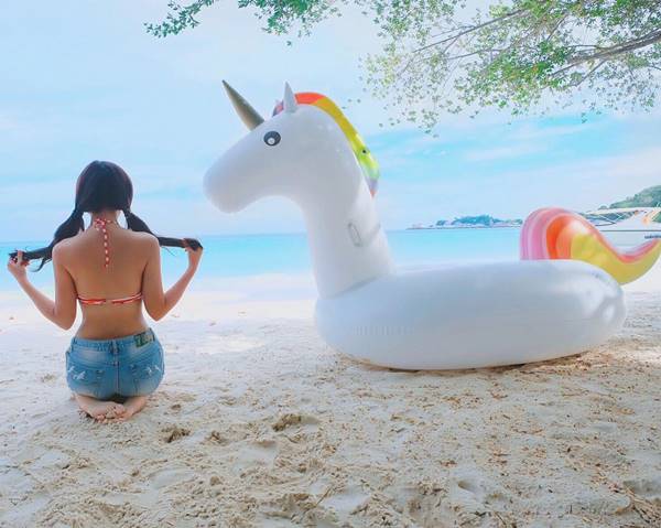 จับผิดภาพ ปู แบล็คเฮด เที่ยวทะเล หรือจะไปกับสาวคนนี้ ? จับผิดภาพ ปู แบล็คเฮด เที่ยวทะเล หรือจะไปกับสาวคนนี้ ?