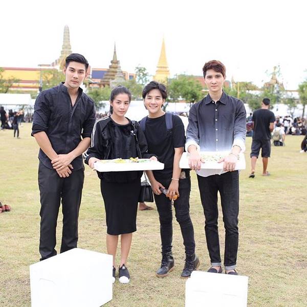 ใบเตย - ดีเจแมน สวมชุดไทยจิตรลดา-ชุดขอเฝ้า ภูมิใจที่เป็นคนไทย ใบเตย - ดีเจแมน สวมชุดไทยจิตรลดา-ชุดขอเฝ้า ภูมิใจที่เป็นคนไทย