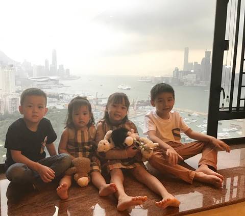 ลูก ๆ พลอย ชิดจันทร์ สปีคอิงลิช แบ่งที่นอนกัน 3 พี่น้อง น่ารักที่สุด ลูก ๆ พลอย ชิดจันทร์ สปีคอิงลิช แบ่งที่นอนกัน 3 พี่น้อง น่ารักที่สุด