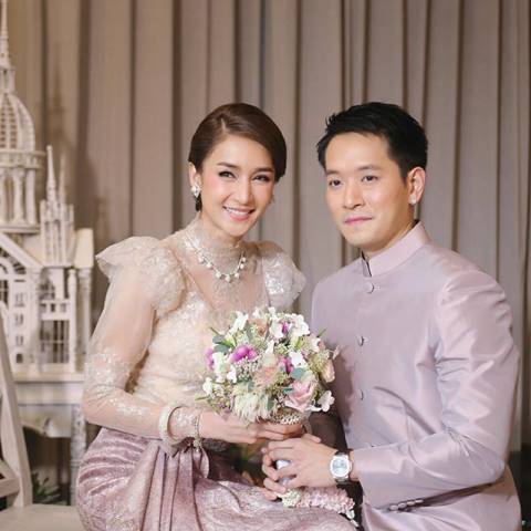 สื่อนอกตกใจ เนย โชติกา แต่งงานครั้งเดียว ใส่ชุดแต่งงานถึง 6 ชุด สื่อนอกตกใจ เนย โชติกา แต่งงานครั้งเดียว ใส่ชุดแต่งงานถึง 6 ชุด