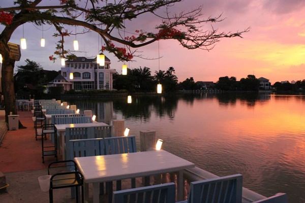 ร้านอาหารริมน้ำ ร้านอาหารริมน้ำ