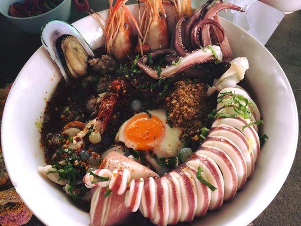 ร้านก๋วยเตี๋ยวชามยักษ์ ร้านก๋วยเตี๋ยวชามยักษ์