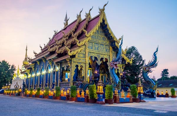 วัดร่องเสือเต้น เชียงราย มุมมองที่เผยให้เห็นถึงความงามของ วิหารร่องเสือเต้น