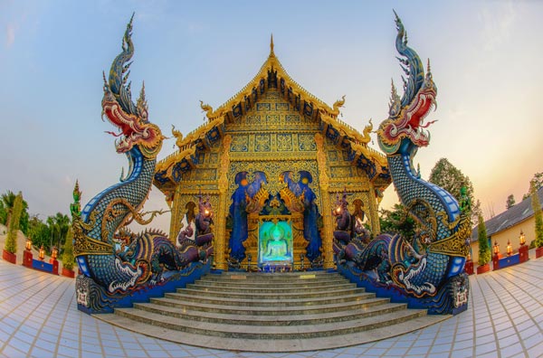 วัดร่องเสือเต้น เชียงราย ความงามของ นาคคู่ บริเวณบันไดทางขึ้นพระวิหารร่องเสือเต้น