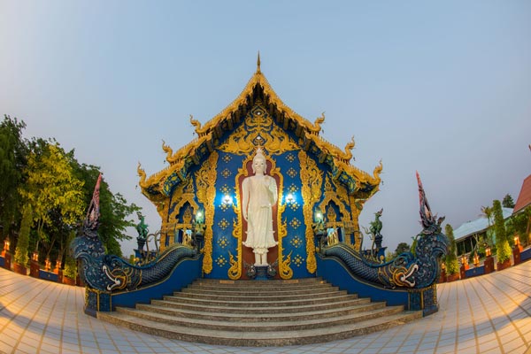 วัดร่องเสือเต้น เชียงราย ที่ด้านหลังวิหารร่องเสือเต้น เป็นที่ประดิษฐานพระพุทธรูปปางห้ามญาติสีขาวขนาดใหญ่ ที่ตัดกับสีของวิหารที่เป็นสีฟ้า มีความสวยงามเป็นอย่างมาก