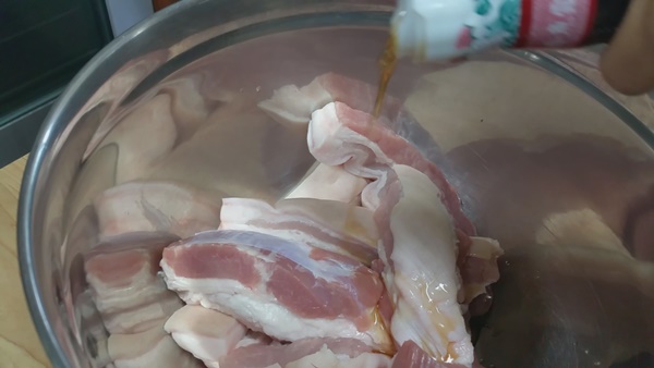 หมูกรอบทอดน้ำปลา หมูกรอบทอดน้ำปลา