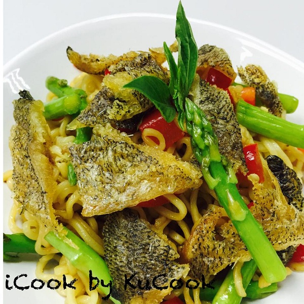ผัดบะหมี่กึ่งสำเร็จรูปปลาสลิด ผัดบะหมี่กึ่งสำเร็จรูปปลาสลิด