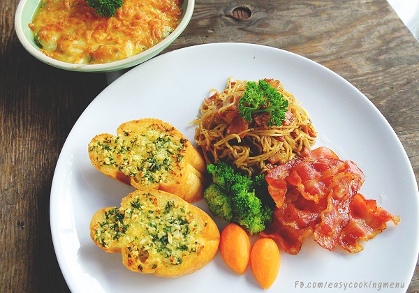 ผัดบะหมี่กึ่งสำเร็จรูปเบคอนกรอบ ผัดบะหมี่กึ่งสำเร็จรูปเบคอนกรอบ