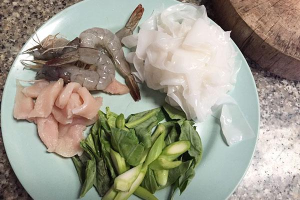 ผัดซีอิ๊วกุ้งใส่ไก่ ผัดซีอิ๊วกุ้งใส่ไก่