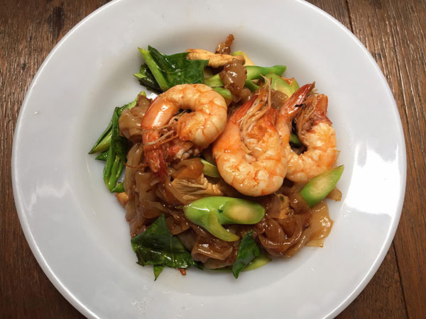ผัดซีอิ๊วเส้นใหญ่กุ้งใส่ไก่ ผัดซีอิ๊วเส้นใหญ่กุ้งใส่ไก่