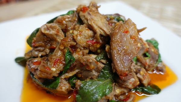 ผัดกะเพราเป็ดพะโล้ ผัดกะเพราเป็ดพะโล้