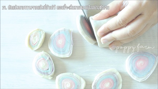 ขนมเปี๊ยะสายรุ้งไส้มันม่วง ขนมเปี๊ยะสายรุ้งไส้มันม่วง