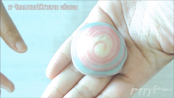 ขนมเปี๊ยะสายรุ้งไส้มันม่วง ขนมเปี๊ยะสายรุ้งไส้มันม่วง