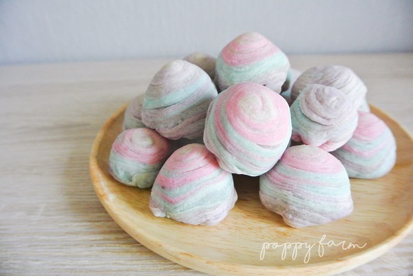 ขนมเปี๊ยะสายรุ้งไส้มันม่วง ขนมเปี๊ยะสายรุ้งไส้มันม่วง