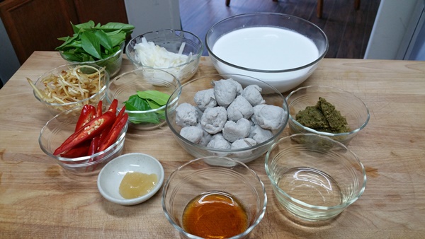 แกงเขียวหวานลูกชิ้นปลาอินทรี แกงเขียวหวานลูกชิ้นปลาอินทรี