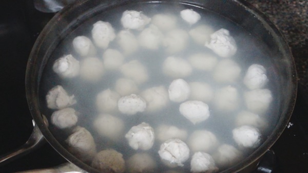 แกงเขียวหวานลูกชิ้นปลาอินทรี แกงเขียวหวานลูกชิ้นปลาอินทรี