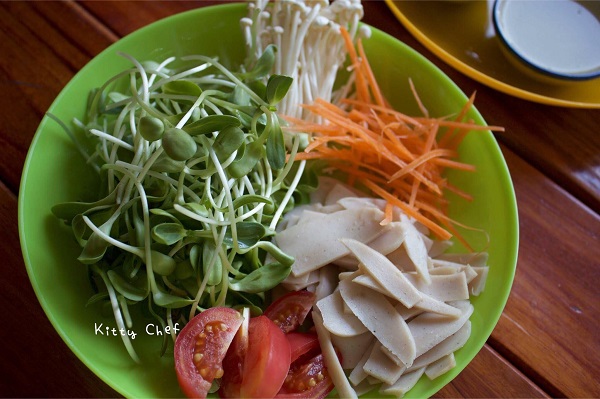 ยำต้นอ่อนทานตะวันหมูยอ ยำต้นอ่อนทานตะวันหมูยอ