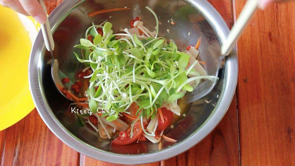 ยำต้นอ่อนทานตะวันหมูยอ ยำต้นอ่อนทานตะวันหมูยอ